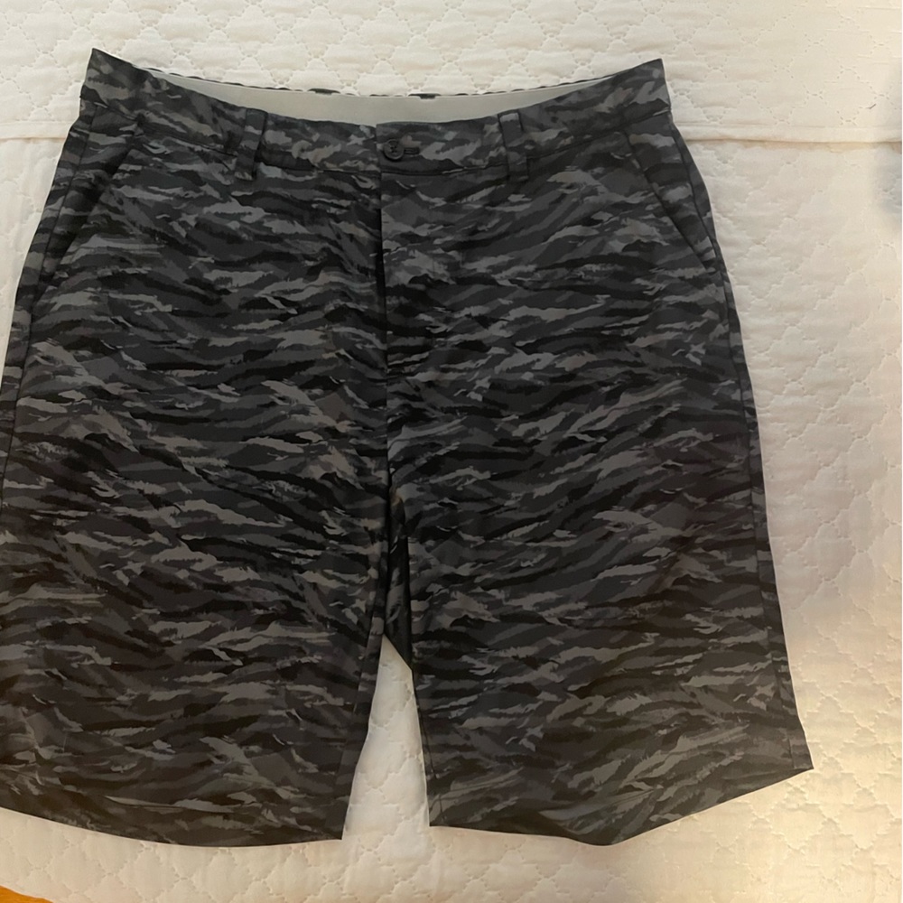 Greg Norman golf shorts size 36